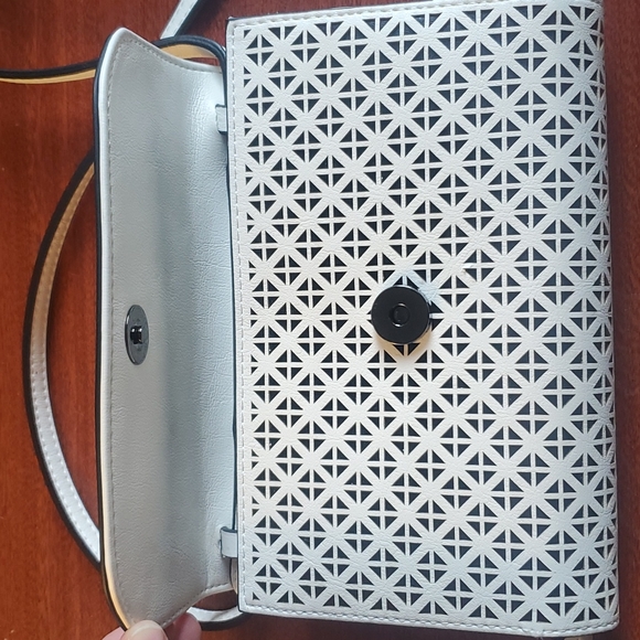 Simply Vera White Geometric Crossbody Bag🤩 - Picture 2 of 7